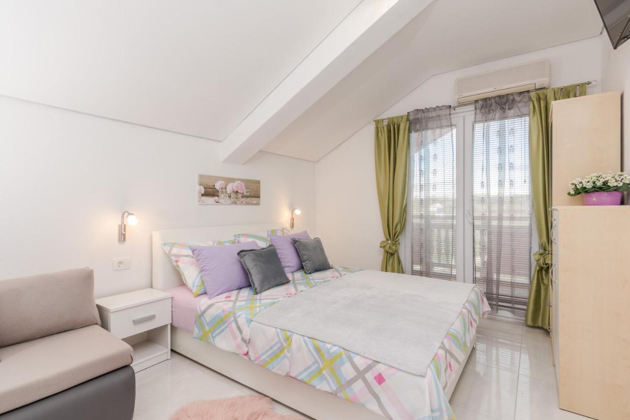 Villa Flora Maris Apartments Privlaka  Exterior photo