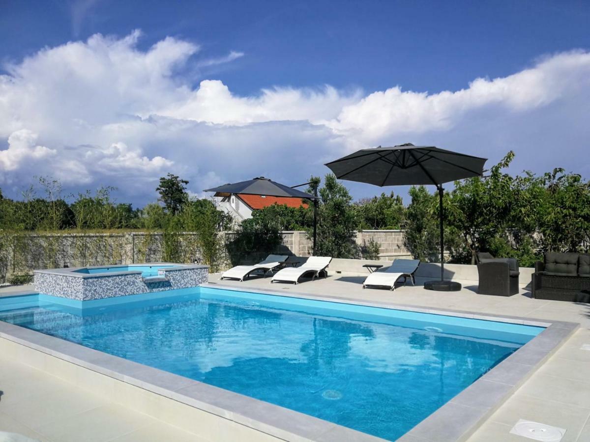 Villa Flora Maris Apartments Privlaka  Exterior photo